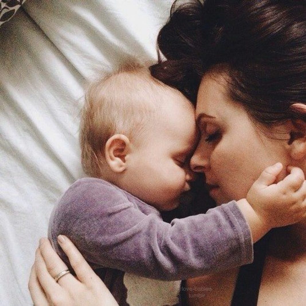 Мама брюнетка с младенцем