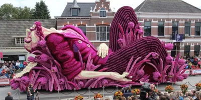 Van Gogh rəsmlərindən ilham alınaraq, çiçəklərdən hazırlanan nəhəng heykəllər