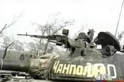  Çəkiliş zamanı görünür ki, tankın üzərində öz adını yazmışdır...