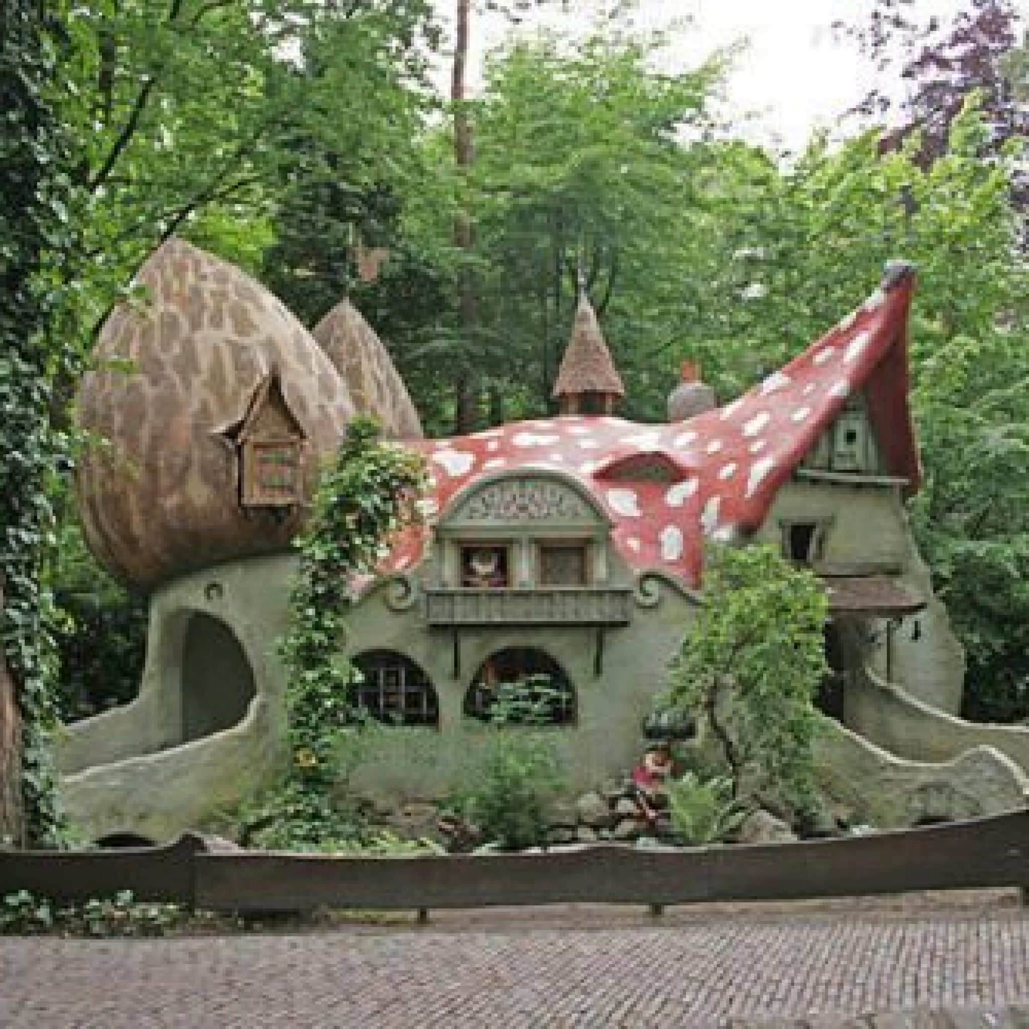 Необычный сказочный дом